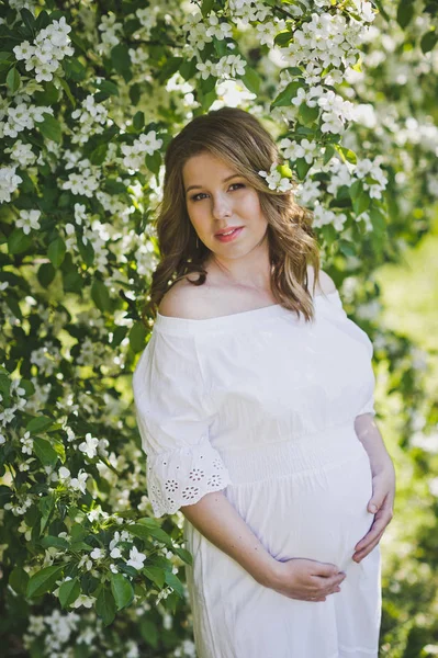 Retrato de cerca de niña en vestido blanco 8245 . —  Fotos de Stock