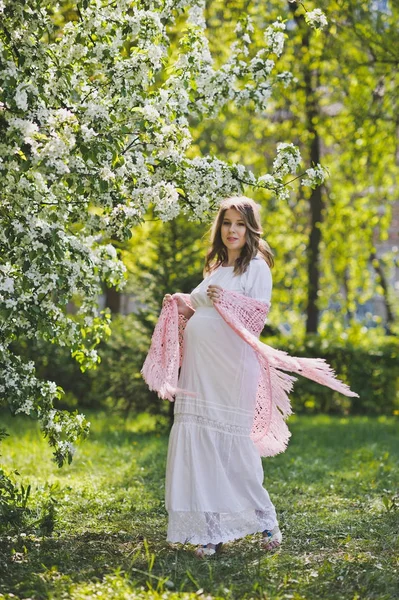 Uma mulher grávida em um vestido branco com um belo xale rosa 82 — Fotografia de Stock