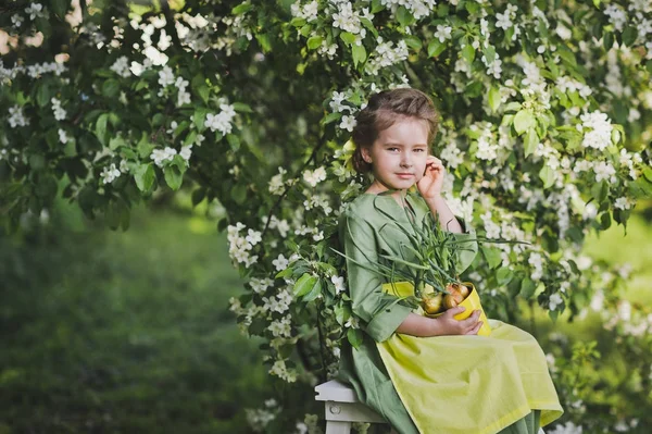 Portret dziewczyny na tle kwitnienia drzew 8267. — Zdjęcie stockowe
