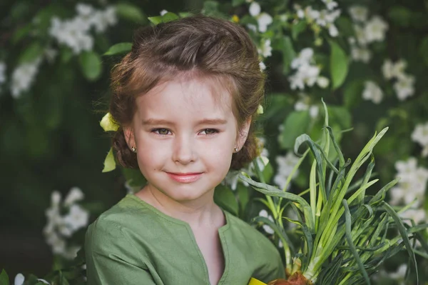 Portret dziewczyny na tle kwitnienia drzew 8270. — Zdjęcie stockowe