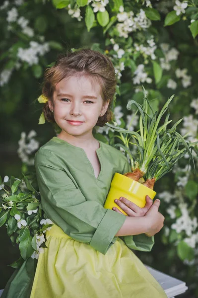 Portret van een meisje tegen de achtergrond van bloeiende bomen 8269. — Stockfoto