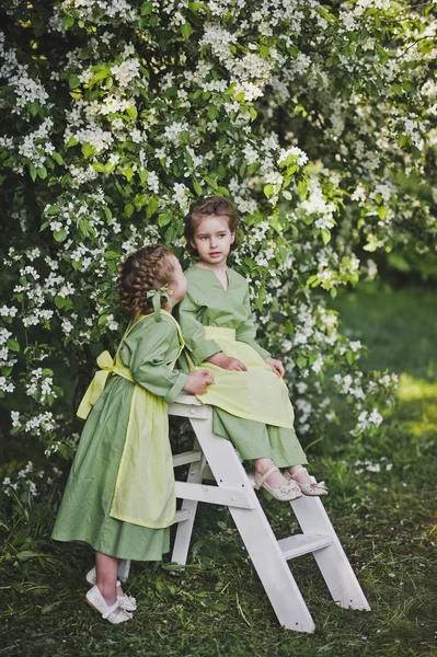 Novia en trajes vintage de criadas jugando en la primavera ga —  Fotos de Stock