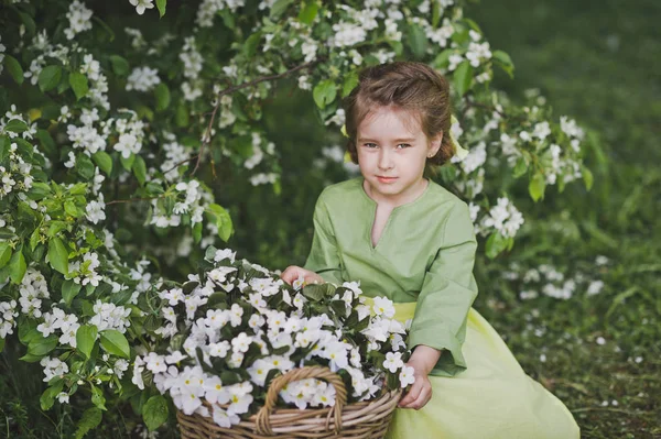 Retrato de una niña en un jardín de primavera 8316 . — Foto de Stock