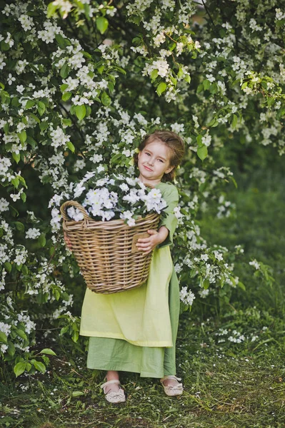 Bir kız bir bahar bahçe 8319 portresi. — Stok fotoğraf