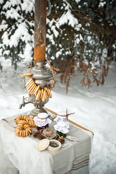 Tee mit Bagels aus einem Samowar in der Natur im Winter 8328. — Stockfoto