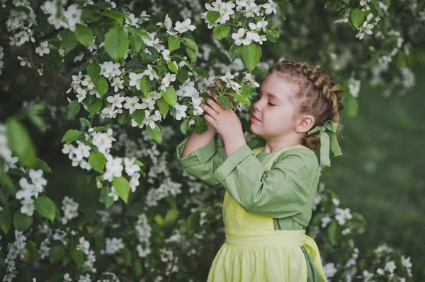 Dziewczynka w ukwieconym ogrodzie 8333. — Zdjęcie stockowe