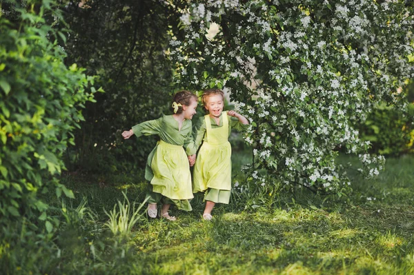 Meninas correndo de mãos dadas 8345 . — Fotografia de Stock