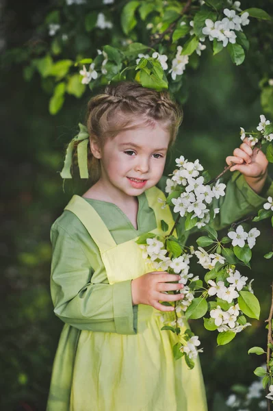 Close-up portret piękne dziecko na tło wiśnia — Zdjęcie stockowe