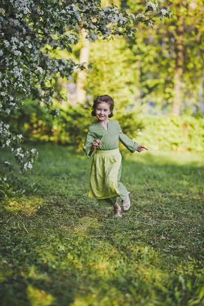 Glückliches Mädchen läuft im Garten 8355. — Stockfoto