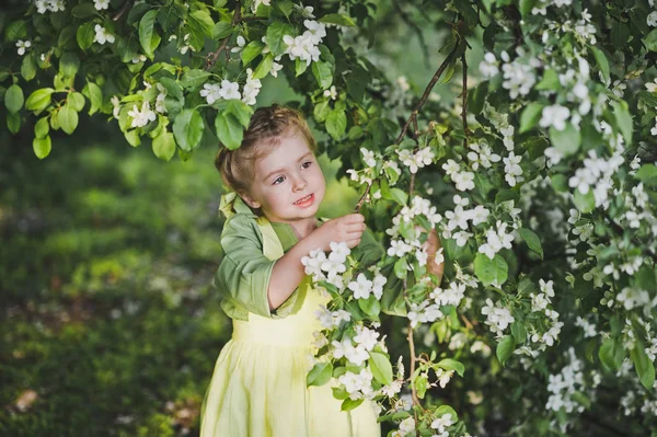 桜の背景に美しい赤ちゃんのクローズ アップの肖像画 — ストック写真
