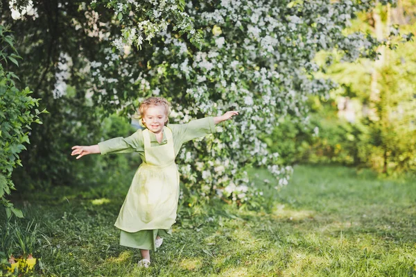 一个孩子围着绿色花园跑8357. — 图库照片