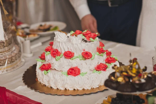 Pembe çiçekli 8459 üç kat kek. — Stok fotoğraf