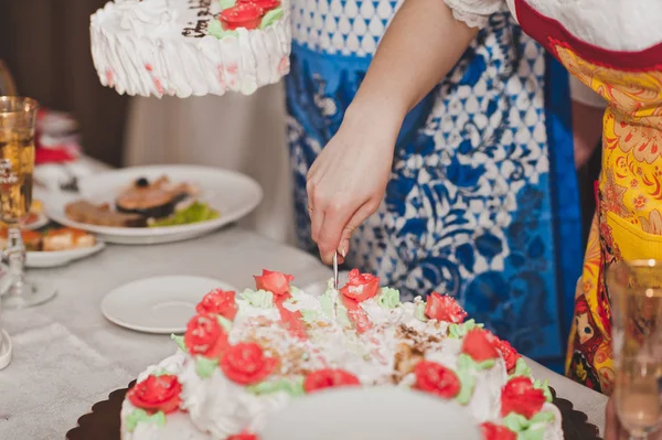 Cake van drie verdiepingen met roze bloemen 8461. — Stockfoto