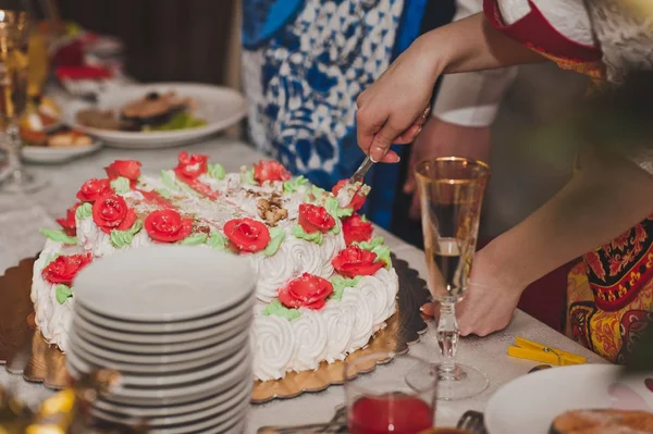 Le gâteau pour les invités avec des fleurs roses 8462 . — Photo