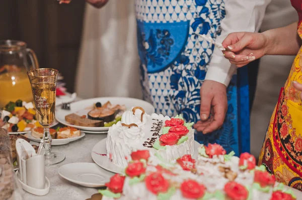 Distribution of guests pieces of cake 8464. — Stock Photo, Image