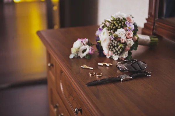 Bouquet, boutonniere y anillos de boda 8470 . — Foto de Stock