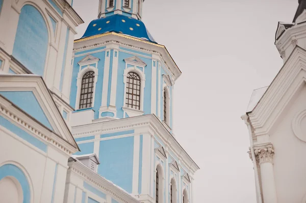 Facciata bianca e blu dell'edificio della Chiesa 8488 . — Foto Stock