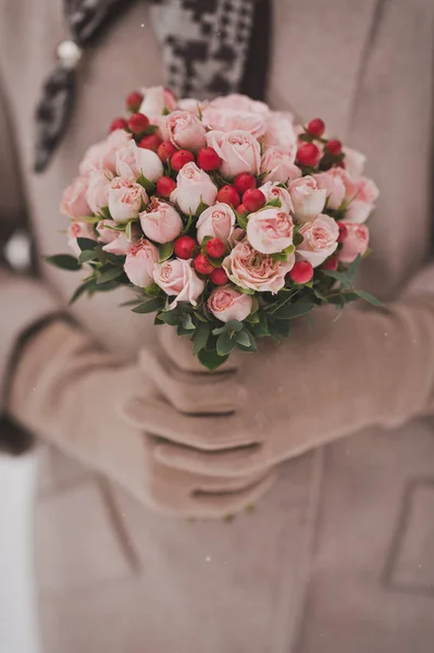 Strauß von Miniatur-Rosen in den Händen der Braut 8492. — Stockfoto