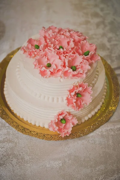 Un gran pastel hecho de crema beige decorado con flores rosadas 8495 . —  Fotos de Stock