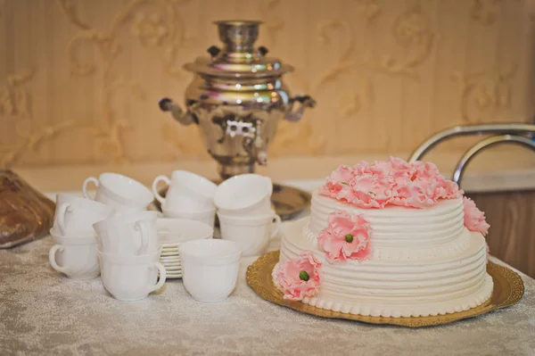 Un gran pastel hecho de crema beige decorado con flores rosadas 8497 . —  Fotos de Stock
