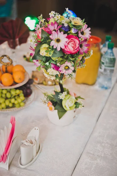 A mesa com pratos decorados com um buquê de flores 8500 . — Fotografia de Stock