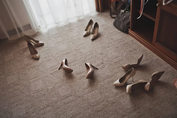Zapatos dispersos por la habitación 8507 . — Foto de Stock