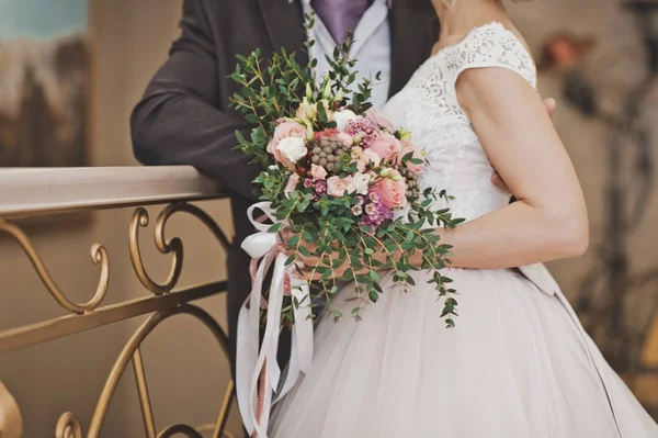 A bouquet of flowers in female hands 8508. — Stock Photo, Image