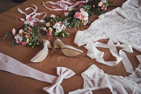 Jurk en versiering van de bruid voor de ceremonie 8513. — Stockfoto