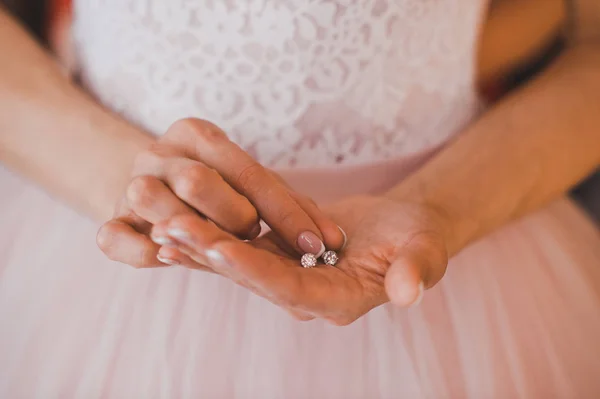 Juwelen in de handen van de womens 8548. — Stockfoto