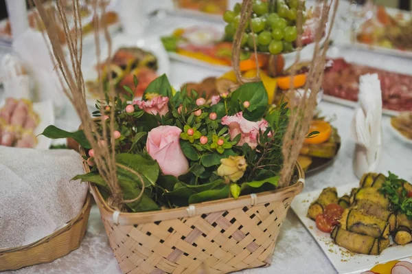 바구니 장식 그릇에 꽃 8561. — 스톡 사진