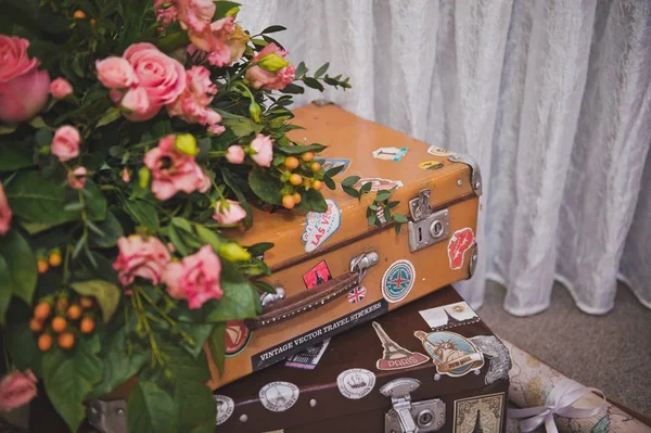 Vintage-Koffer mit Aufklebern aus den Städten verziert und fließen — Stockfoto