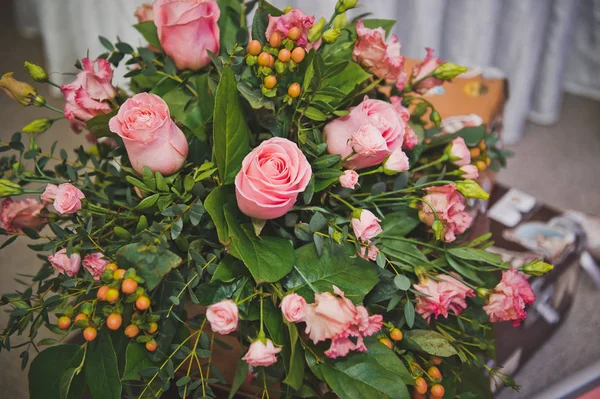 A huge bouquet of roses and various greenery. 8579 — Stock Photo, Image