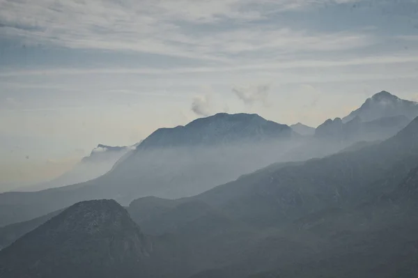 Pasmo górskie we mgle. 8599 — Zdjęcie stockowe