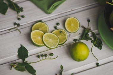 Beyaz bir masada 8694 limon dilimli.