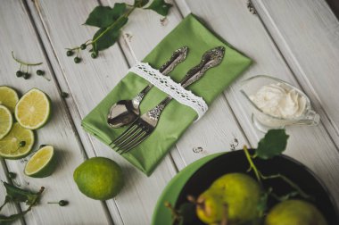 Natürmort armut bir çanak, limon ve çatal bıçak takımı 8704.