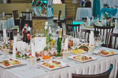 Yemekten sonra zengin bir tabloda 8806 muamele etmek.