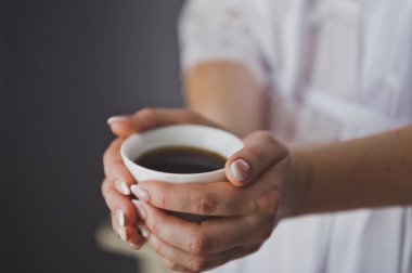 Kız sıcak onun fincan kahve 8876 palms.