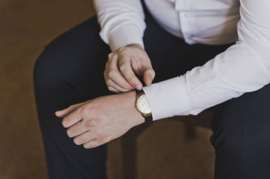 Adam gömlek cebinde 8884 düzeltiyor.