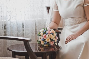 Gelin bir buket çiçek 8903 masaya koydu..