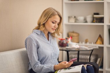 Prosedürleri rehberlik güzellik için bekleyen kız katalog 8 davranır