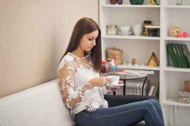 Önce bir yordam sıra 8964 bekleyen kız.