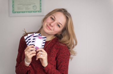 Güzel bir genç kız elinde bilet kazanan tasarlanmış