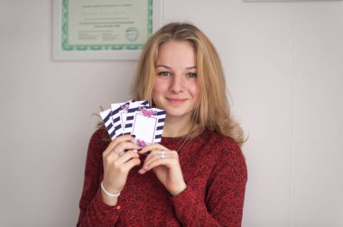 Güzel bir genç kız elinde bilet kazanan tasarlanmış