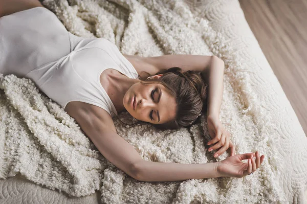 Beautiful brunette lying in bed at the window 8736. — Stock Photo, Image