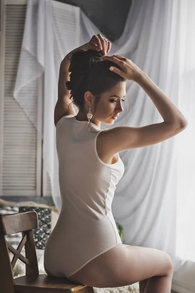 Chica en una blusa blanca apretada ajusta su cabello 8745 . — Foto de Stock