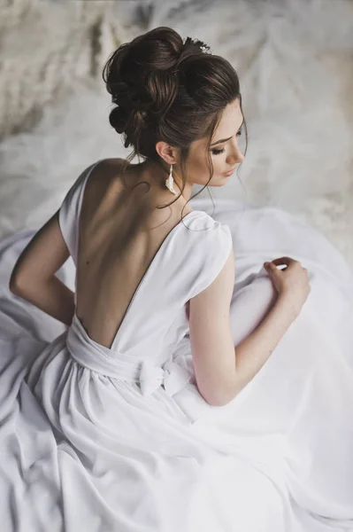 Portrait of a girl in a beautiful white dress open back 8760. — Stock Photo, Image