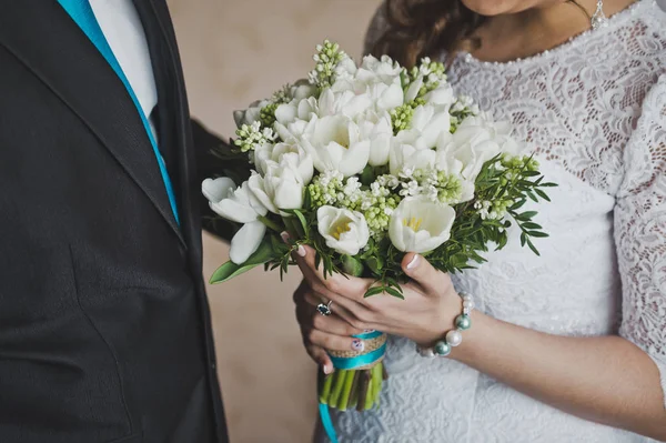 Buquê de rosas brancas em mãos femininas 8784 . — Fotografia de Stock