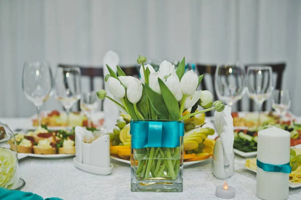 Rosas festivas de decoración de mesa 8796 . — Foto de Stock