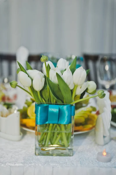 Un ramo de rosas blancas como elemento de decoración de mesa navideña —  Fotos de Stock