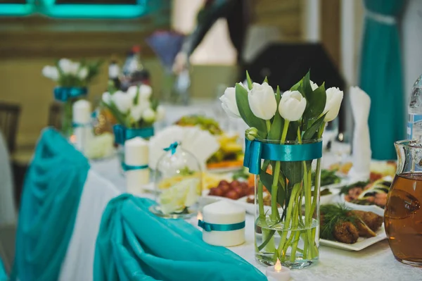 Feestelijke tafel decoratie rozen 8799. — Stockfoto